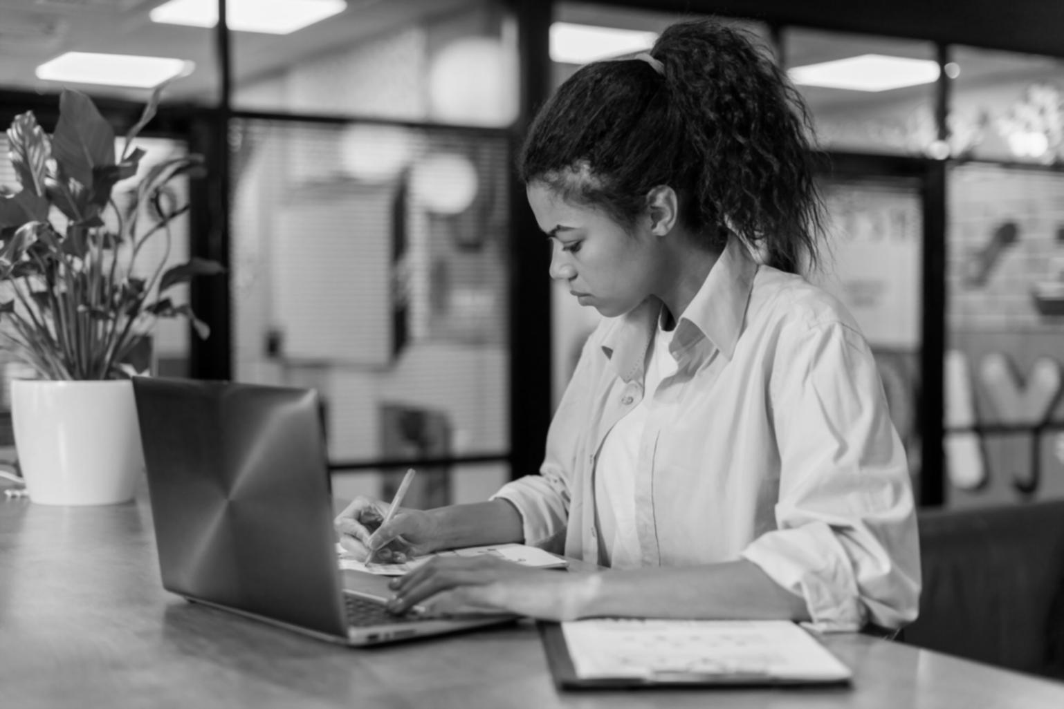 Equipo de analistas trabajando con datos de mercado y estadísticas